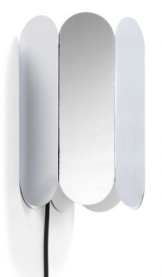 Arc Switch Wandleuchte: Moderne Wandlampe mit Spiegelelementen und schwarzem Kabel, ideal für stilvolle Innenräume.